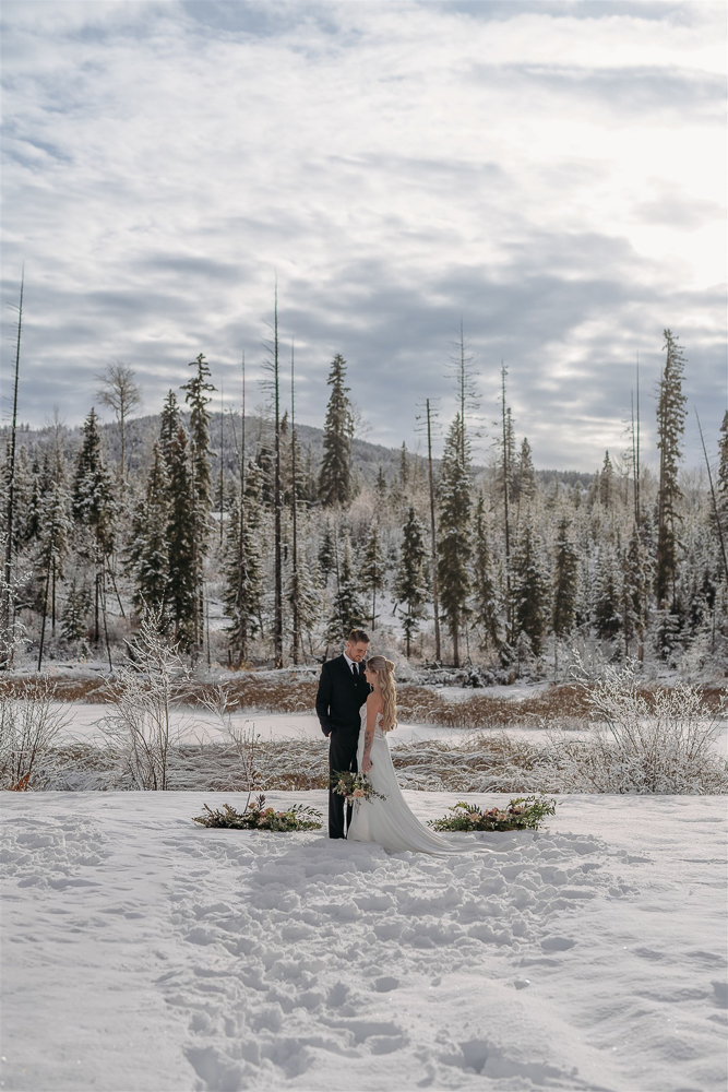 Memorable lakeside wedding moments